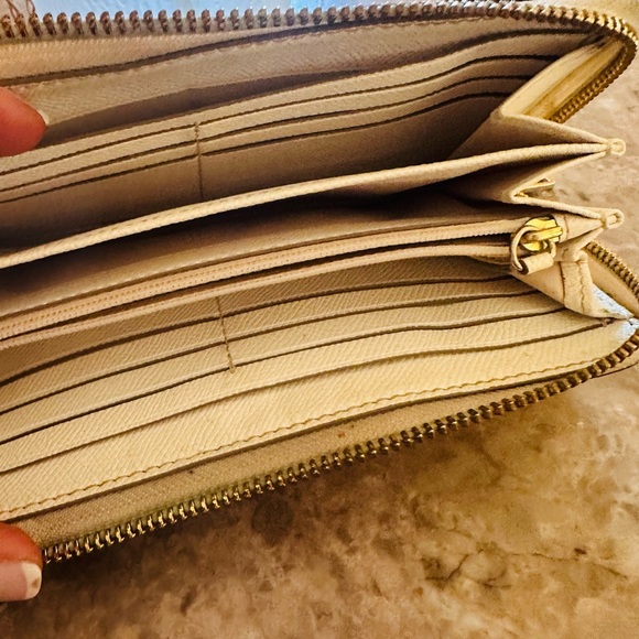 Coach Cream Women's Bag smudged. - Picture 2 of 4